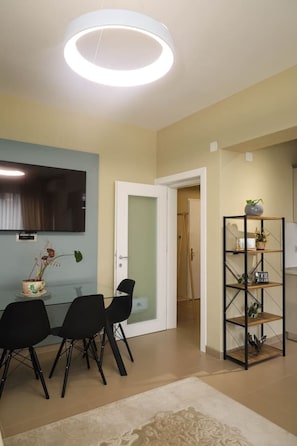 Dining - Kron`s Apartment by PikHost (Shkodër)