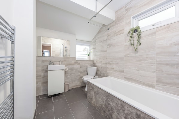 Maison | Salle de bain | Douche, serviettes fournies