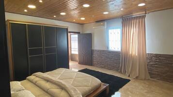 2 habitaciones y tabla de planchar con plancha