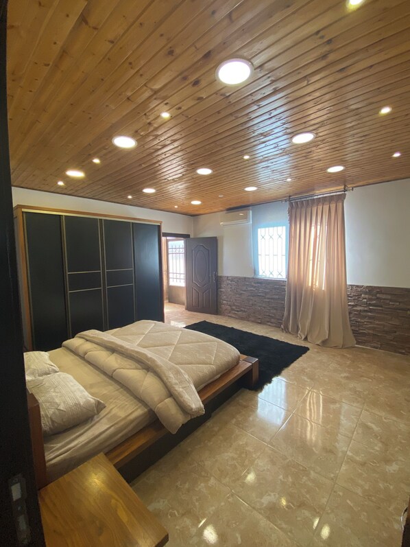 2 Schlafzimmer, Bügeleisen/Bügelbrett