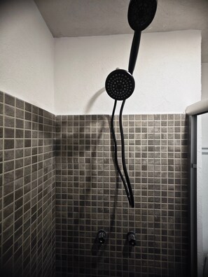 Een haardroger, handdoeken, zeep, toiletpapier