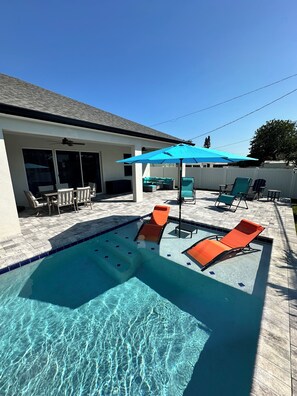 Een buitenzwembad en een verwarmd zwembad