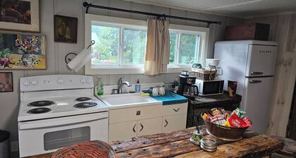 Charming studio on 16 acres in lovely Little Switzerland, king bed & jacuzzi tub
