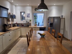 Een koelkast, een microgolfoven, een oven, een vaatwasser