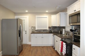Coffee/tea maker, fridge, microwave, oven - Charming 2-bedroom NODA bungalow in enjoyable Charlotte with WiFi, AC,HotTub (Charlotte)