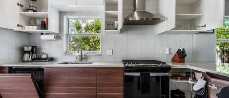 Refrigerador, microondas, horno, placa de cocina