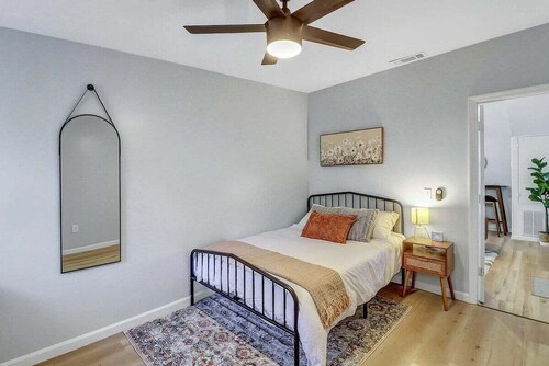 2bd/1ba Cottage * Renovated * Dogs Welcome