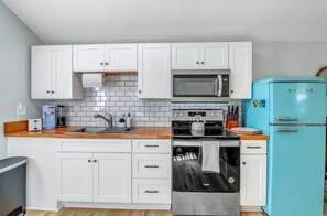 Frigorífico, microondas, horno y placa de cocina