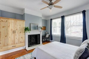 2 bedrooms, free WiFi, bed sheets - Downtown Sav * 2 bd /2 ba * Sleep 4 * Dog Friendly (Savannah)