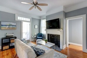 Smart TV - Downtown Sav * 2 bd /2 ba * Sleep 4 * Dog Friendly (Savannah)