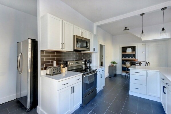 Kühlschrank, Mikrowelle, Ofen, Herdplatte