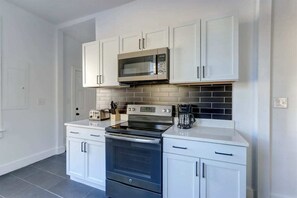 Frigorifero, microonde, forno, piano cottura