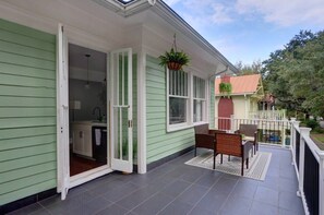 Terrace/patio - 2 bd /2 ba * Sleep 5 * Dog Friendly * Downtown Sav (Savannah)