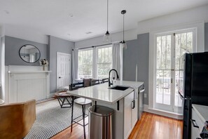 Een koelkast, een microgolfoven, een oven, een kookplaat