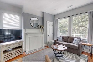 Smart TV - 2 bd /2 ba * Sleep 5 * Dog Friendly * Downtown Sav (Savannah)