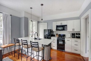 Fridge, microwave, oven, stovetop - 2 bd /2 ba * Sleep 5 * Dog Friendly * Downtown Sav (Savannah)