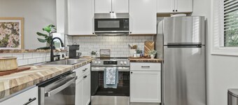 2bd/2ba Condo * Renovated * Dogs Welcome * Condo in Savannah*30+ day stay *Pool