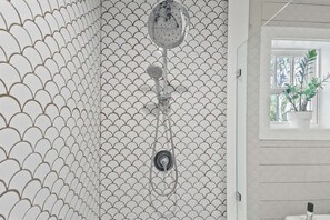 Ducha, secador de pelo, toallas