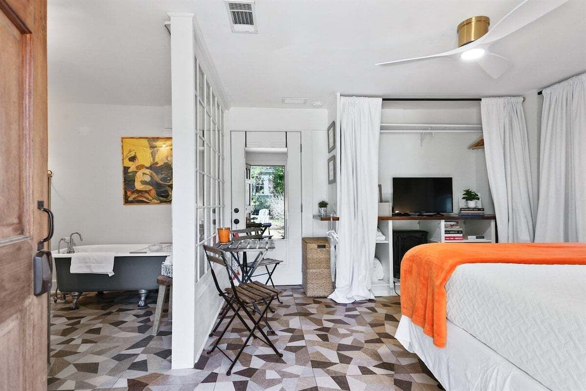 1 chambre, fer et planche à repasser, accès au Wi-Fi (inclus)