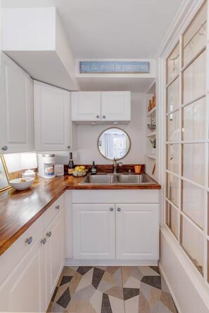 Kühlschrank, Mikrowelle, Ofen, Wasserkocher mit Kaffee-/Teezubehör