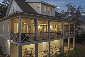 Outdoor living at its finest! - 3bd/2.5ba, Near Tybee & Sav, Sleeps 8, Game Room (Savannah)