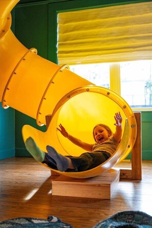 Children’s area - Home, Game Room, Firepit, Indoor Slide, Candy Room (Guyton)