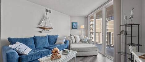 TV, tavolo da calcetto, libri, studio