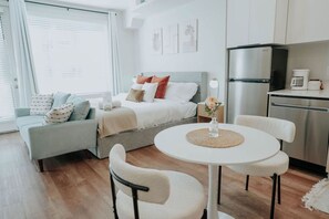 Interior - NEW Downtown Rooftop pool/hottub KING bed cityview (Salt Lake City)