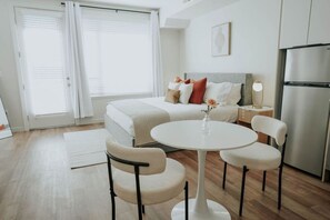 Skrivebord, strykejern/-brett, wi-fi (inkludert) og sengetøy