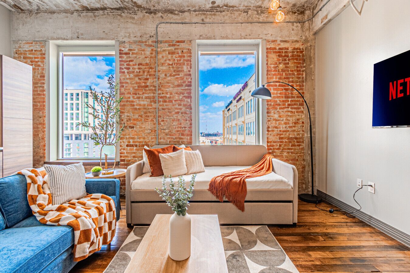 Smart-TV, Kamin, Arbeitsbereiche