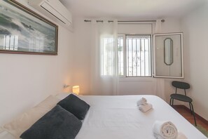 4 bedrooms, iron/ironing board, free WiFi, bed sheets