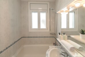 Doccia, asciugacapelli, asciugamani