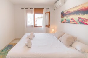 4 bedrooms, iron/ironing board, free WiFi, bed sheets