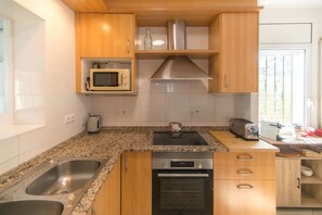 Kühlschrank, Mikrowelle, Ofen, Geschirrspüler