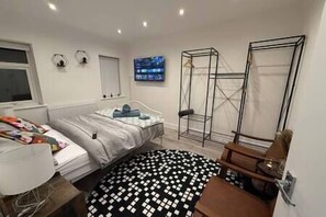 1 chambre, fer et planche à repasser, Wi-Fi, draps fournis