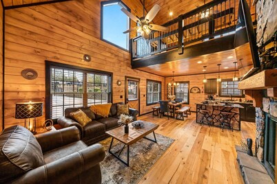 New! Woodridge Lodge! 3 min to PF Pkwy! Pool,Pool Table,Hot Tub,Shuffboard,Poker