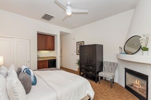 1 habitación, escritorio, tabla de planchar con plancha y cuna de viaje 