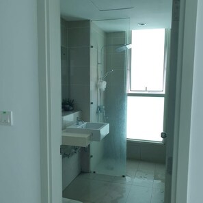 Een douche, een haardroger, een bidet, handdoeken
