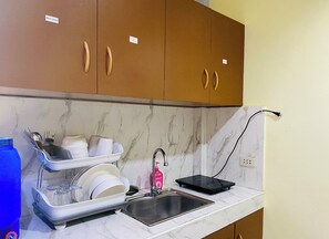 Kühlschrank, Herdplatte, Wasserkocher mit Kaffee-/Teezubehör