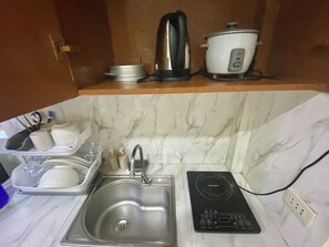 Kühlschrank, Herdplatte, Wasserkocher mit Kaffee-/Teezubehör
