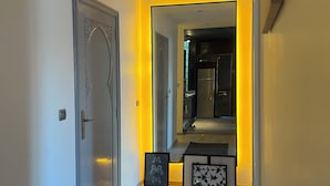 A hallway with a door, a mirror, and a rug. - Stay in GAUTHIER studio M (Casablanca)