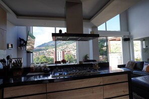 Frigorífico, cafetera o tetera y utensilios de cocina
