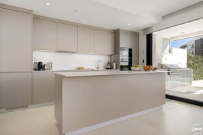 Jääkaappi, mikroaaltouuni, uuni, astianpesukone