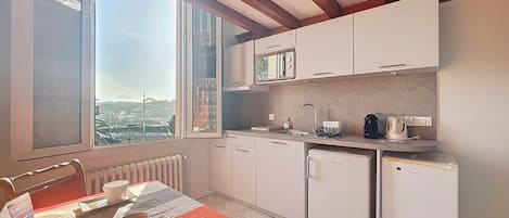 Kjøleskap, kaffetrakter/tekoker, brødrister og kjøkkenutstyr