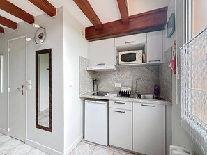 Kühlschrank, Wasserkocher mit Kaffee-/Teezubehör, Toaster