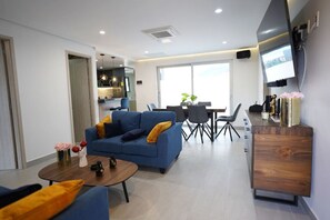 Interior - Parche De Lujo, one block to metro and Zona Viva (Medellín)