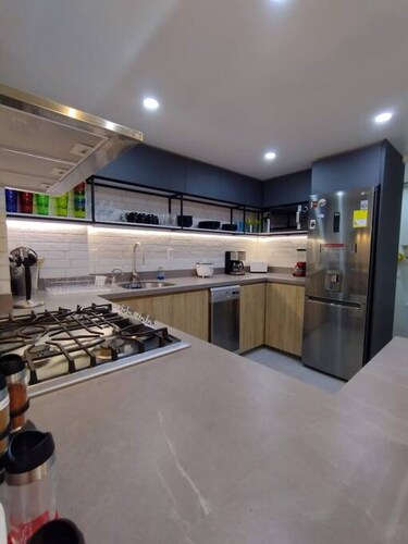 Parche De Lujo, one block to metro and Zona Viva