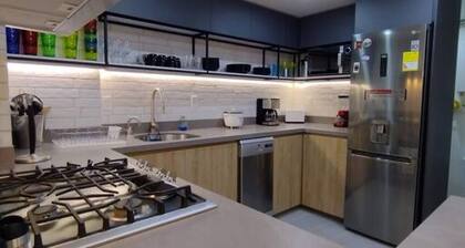 Parche De Lujo, one block to metro and Zona Viva