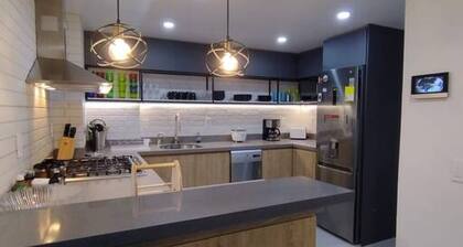 Parche De Lujo, one block to metro and Zona Viva