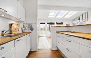 Réfrigérateur, plaque de cuisson, lave-vaisselle, cafetière/bouilloire